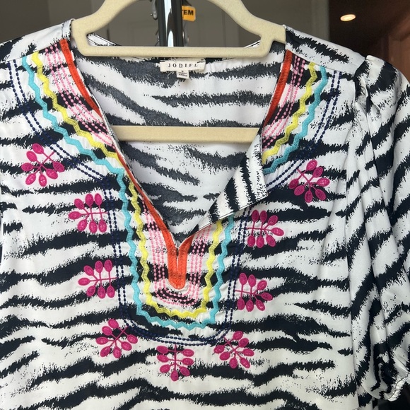 JODIFL Women's Zebra Print Embroidered Yoke Top S - Picture 3 of 8
